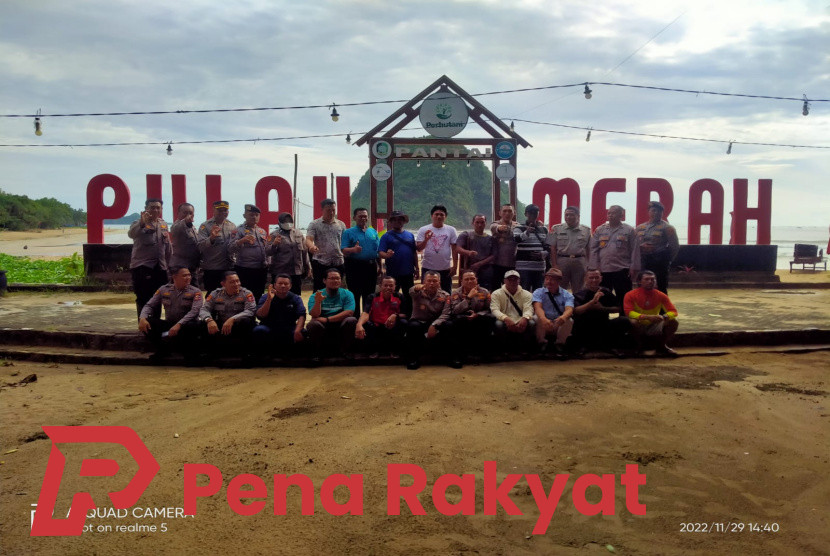 Karo Lemtala Srena Mabes Polri, Kunjungi Pantai Pulau Merah 