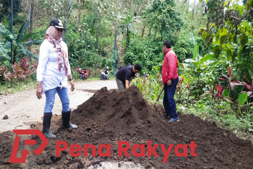 PT BSI Berikan Bantuan Tanah Urug Tutup Jalan Berlubang