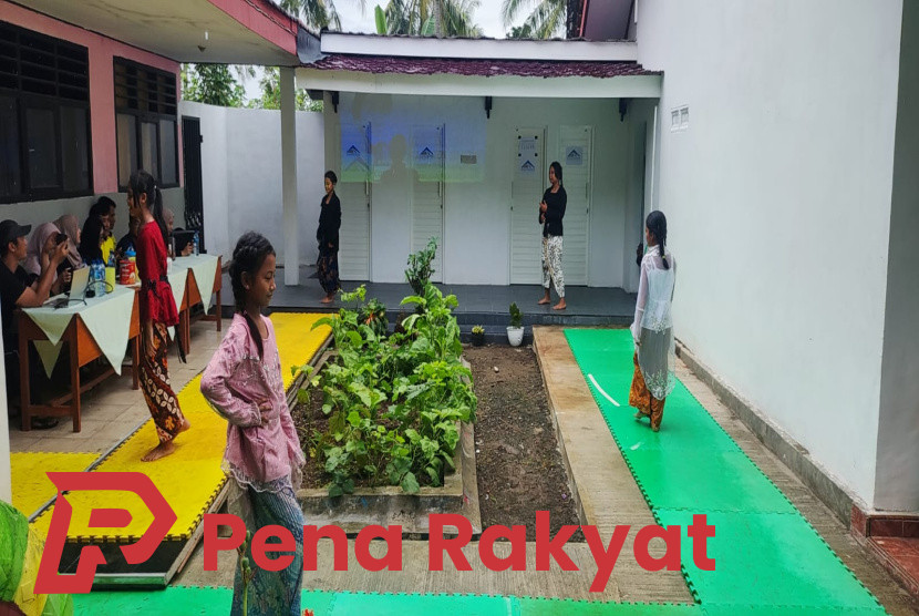 Peringatan Hari Kartini Siswi SDN 9 Sumberagung Gelar Fashion Show Unik di Toilet Sehat