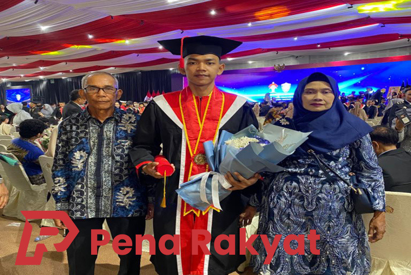 Tetesan Air Mata Kebahagiaan: Kisah Wisuda Feni Adi Saputra, Anak Petani yang Sukses